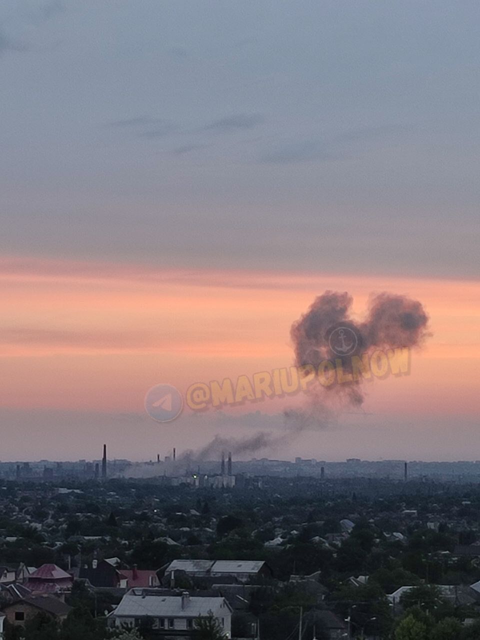 В окупованому Маріуполі прогриміли вибухи: над "Азовсталлю" піднявся дим. Фото і відео