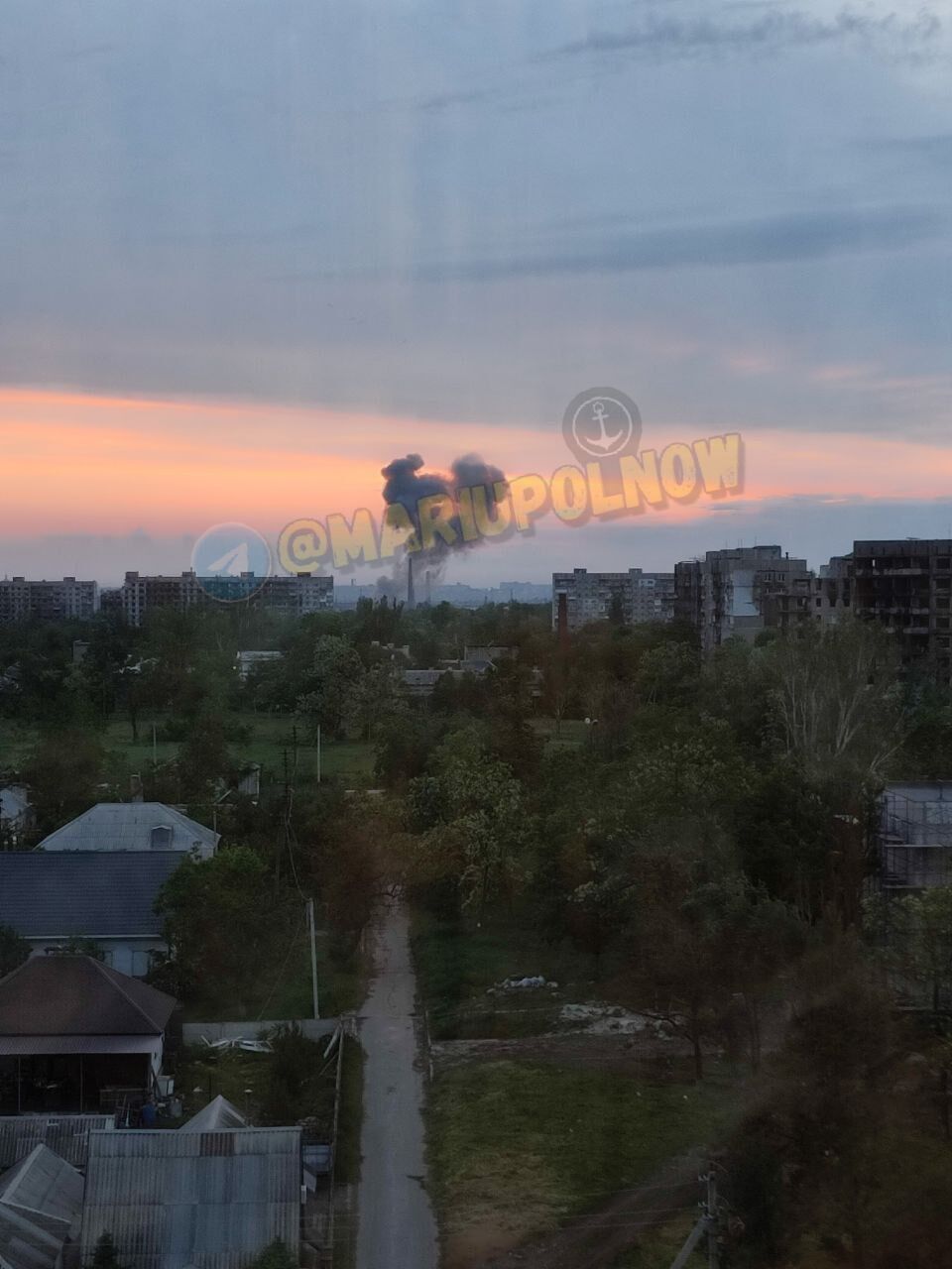 В оккупированном Мариуполе прогремели взрывы: над "Азовсталью" поднялся дым. Фото и видео