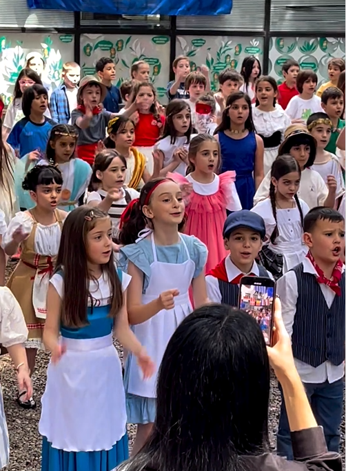 В Грузии на празднике последнего звонка школьники в знак поддержки Украины спели "Червону калину". Видео