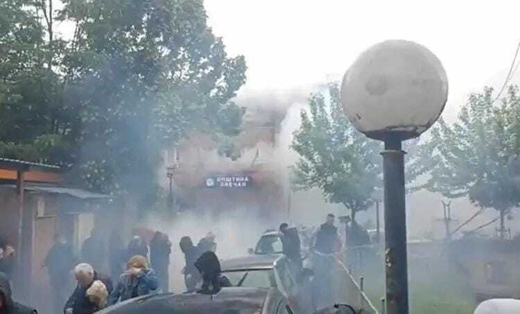 У Косові почалися зіткнення, поліція застосувала сльозогінний газ: армія Сербії терміново вирушила до адмінкордону. Відео