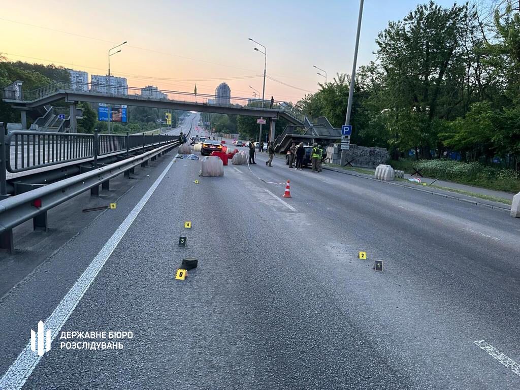 Загиблому нацгвардійцю було 22 роки, у машині судді валялися пляшки: всі подробиці смертельної ДТП у Києві. Фото і відео