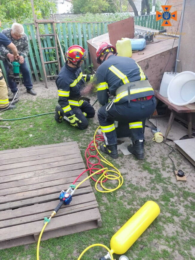 На Київщині на пенсіонера впала металева бочка вагою 2,5 тонни: чоловік загинув