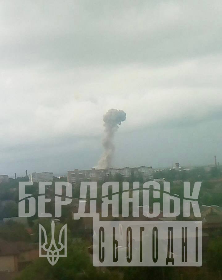 Очередная "бавовна" в Бердянске: фиксируют прилеты по военным объектам РФ. Фото и видео