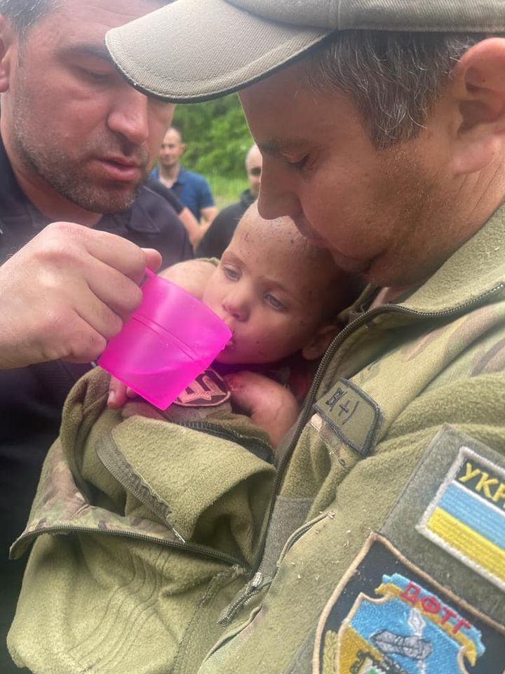 На Харківщині на четвертий день знайшли 2-річну дівчинку, яка загадково зникла з подвір'я: у поліції розповіли подробиці. Фото і відео