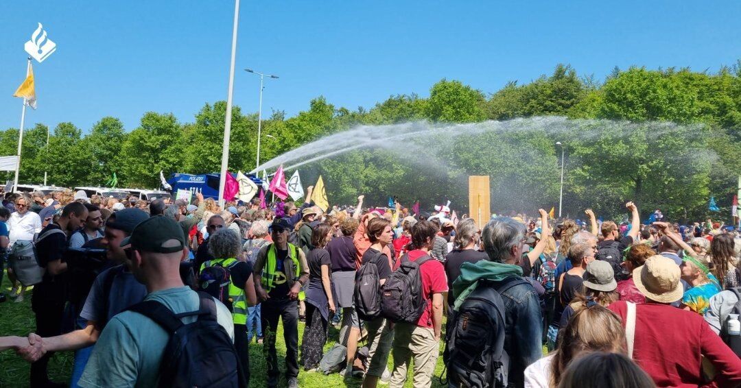 Блокували ключову трасу: на кліматичній демонстрації в Гаазі затримали сотні екоактивістів. Фото і відео