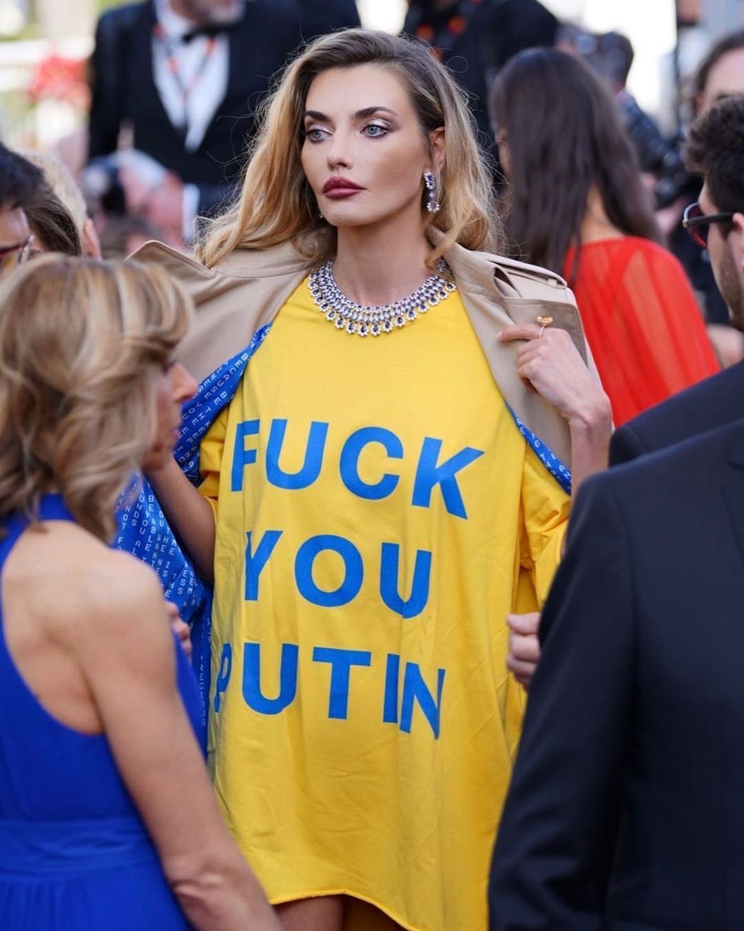 Супермодель Байкова прийшла на Каннський кінофестиваль у футболці Fuck you Putin: її обступили охоронці. Фото і відео
