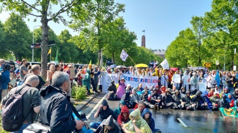 Блокировали ключевую трассу: на климатической демонстрации в Гааге задержали сотни экоактивистов. Фото и видео