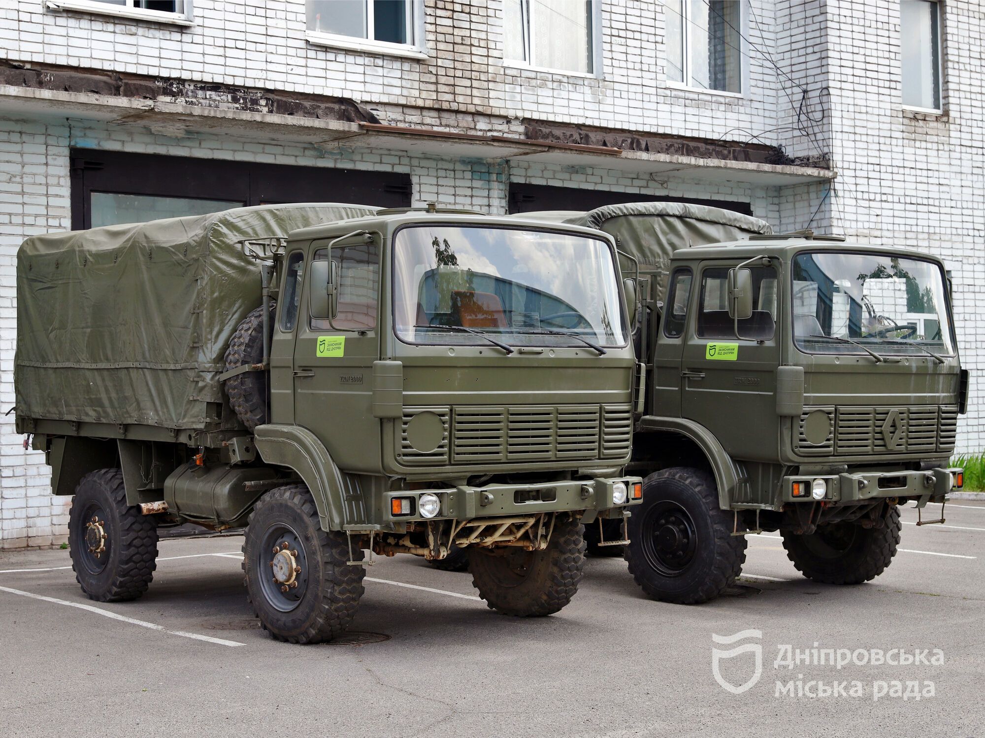 Бойцы УГА показали технику и оборудование, которые им доставили из Днепра