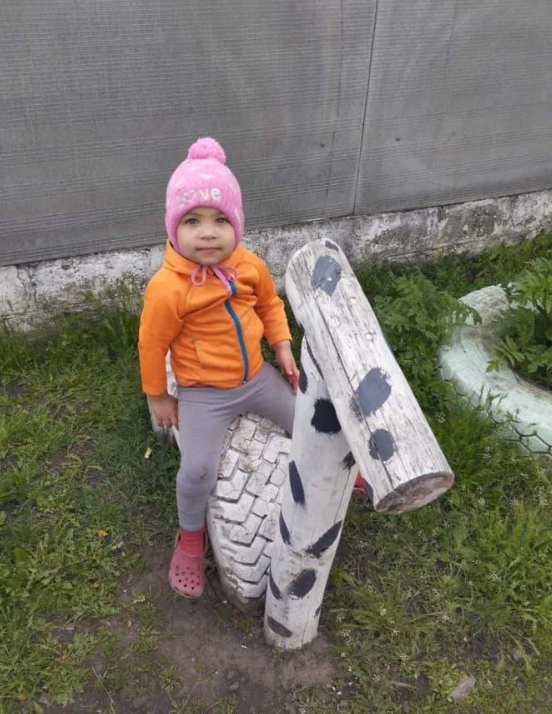 На Харківщині на четвертий день знайшли 2-річну дівчинку, яка загадково зникла з подвір'я: у поліції розповіли подробиці. Фото і відео