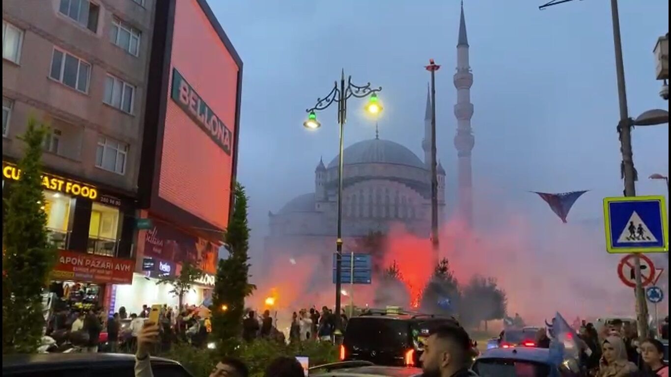 Эрдоган объявил о победе на выборах и спел, Зеленский поздравил президента. Видео