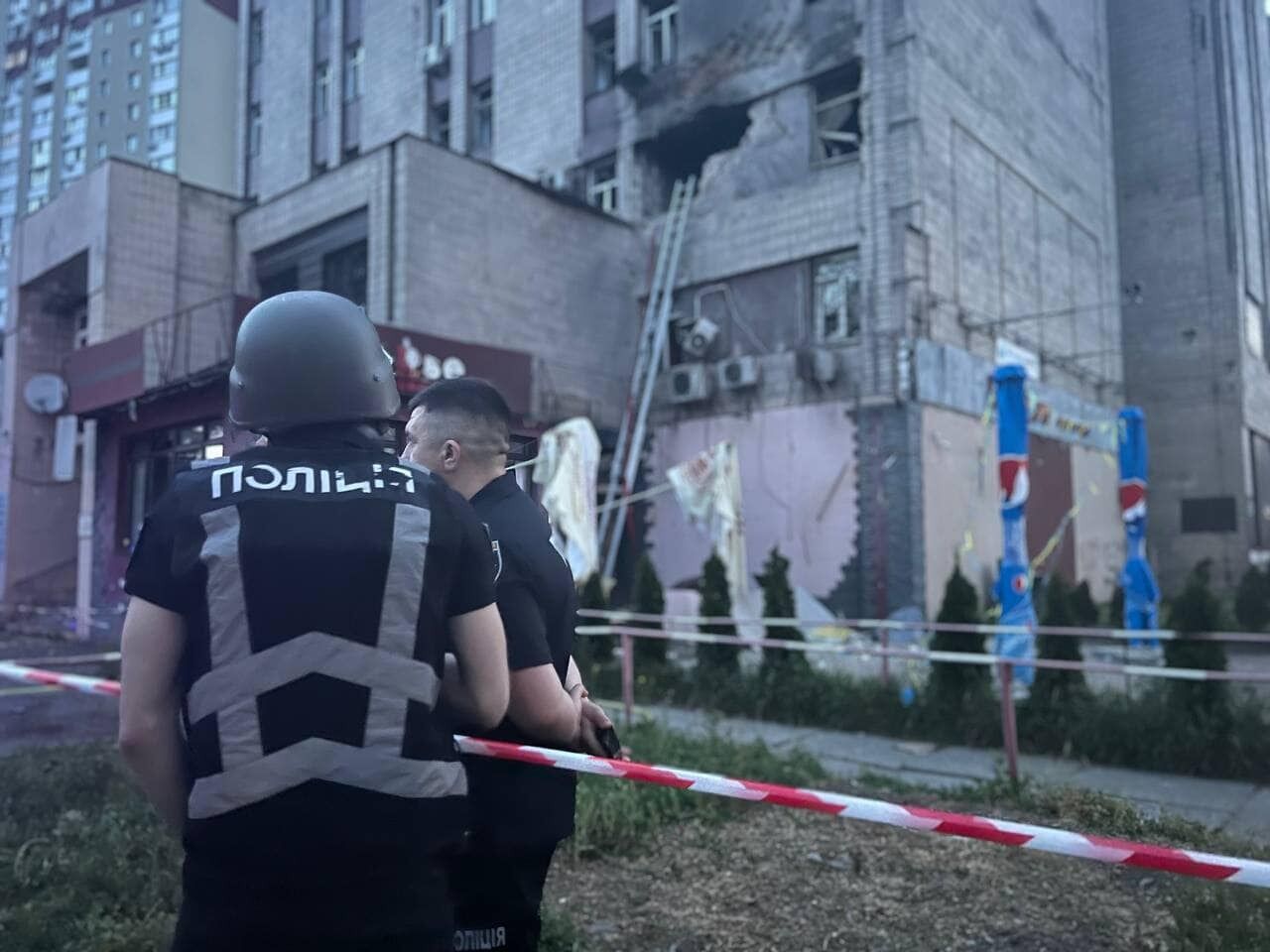 Пошкоджено будинки та авто, є загиблий: у поліції показали фото наслідків нічної атаки на Київ 