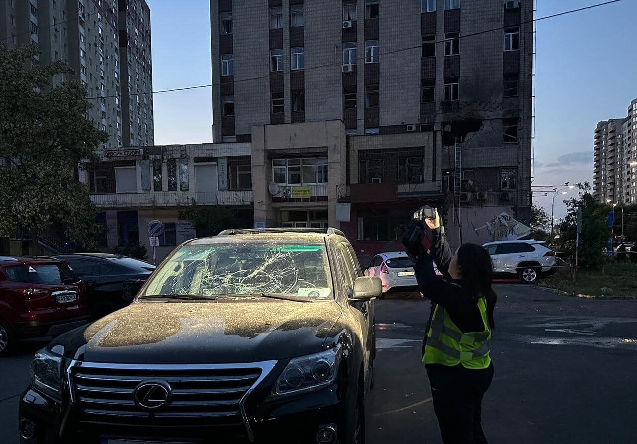 Повреждены дома и авто, есть погибший: в полиции показали фото последствий ночной атаки на Киев