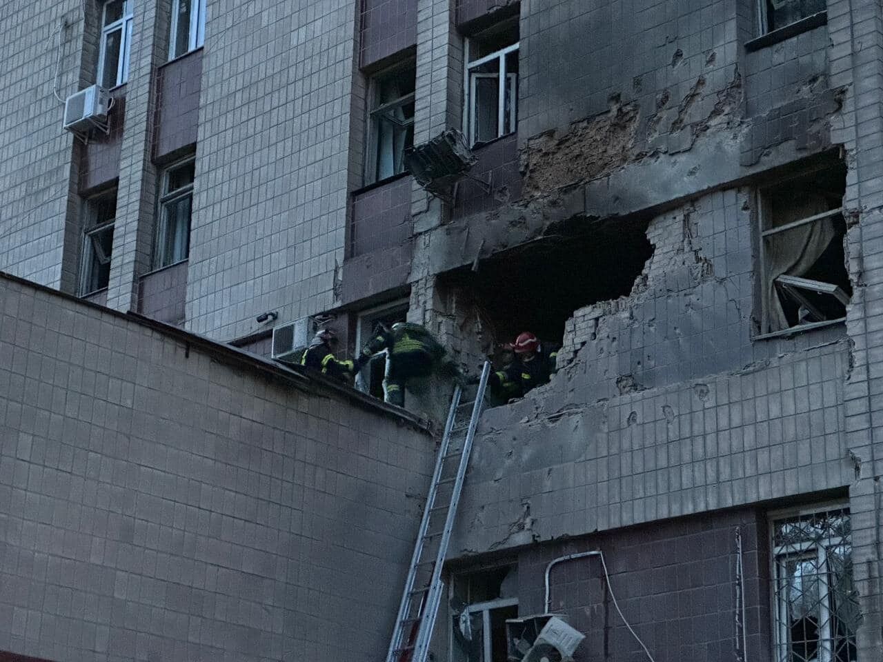 Повреждены дома и авто, есть погибший: в полиции показали фото последствий ночной атаки на Киев