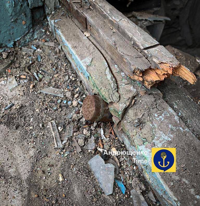 Для окупантів безпека людей нічого не варта: в Маріуполі досі валяються нерозірвані снаряди біля будинків. Фото і відео