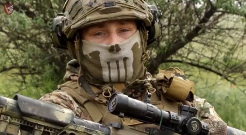 Украинские снайперы наглядно показали, как "демилитаризуют" врага на фронте. Видео