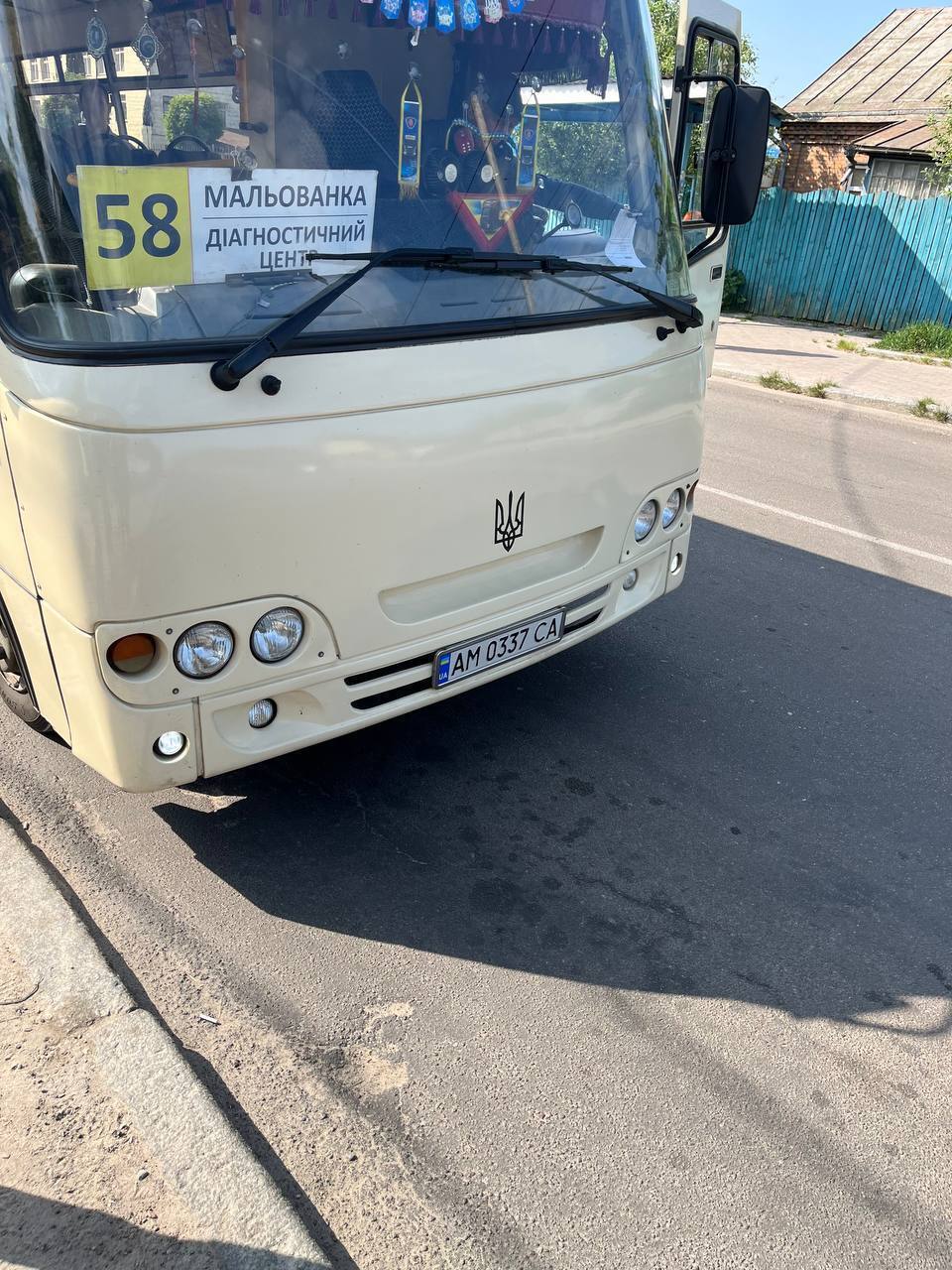 У Житомирі в маршрутці розгорівся конфлікт, бо водій відмовився безкоштовно везти військового: пасажири заступилися