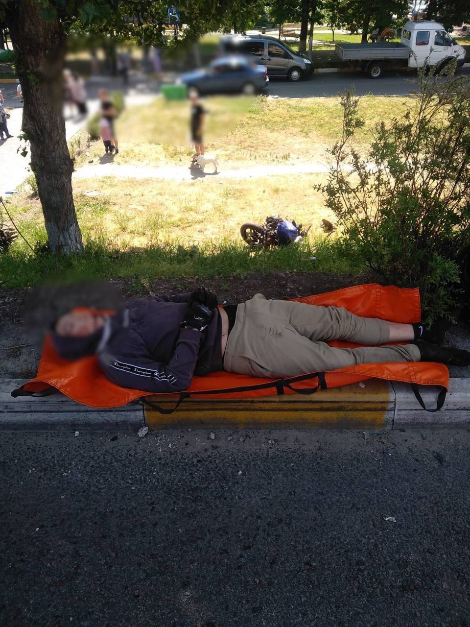 В Киевской области мотоциклист влетел в людей на пешеходном переходе: пятеро пострадавших. Фото и видео