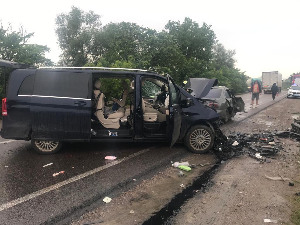 На трассе Одесса – Рени легковушка влетела в микроавтобус: водитель погиб, много пострадавших. Фото