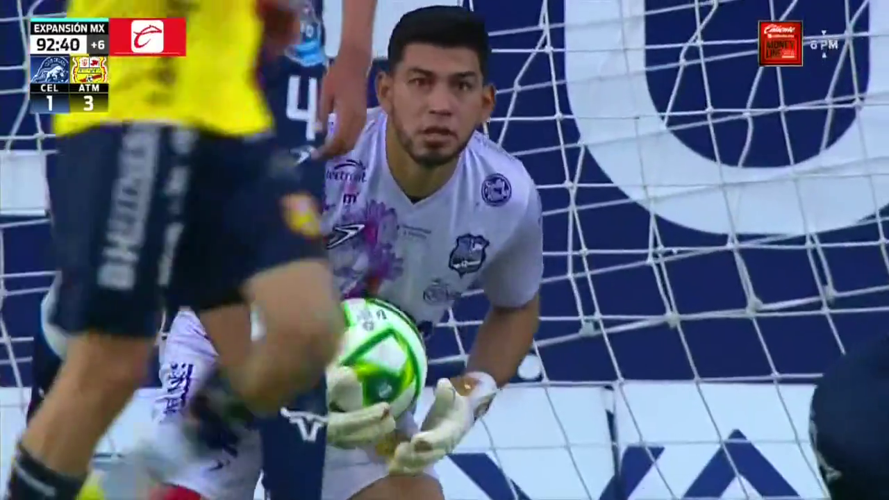 Мексиканский вратарь забил фантастический гол ударом от своих ворот. Видео
