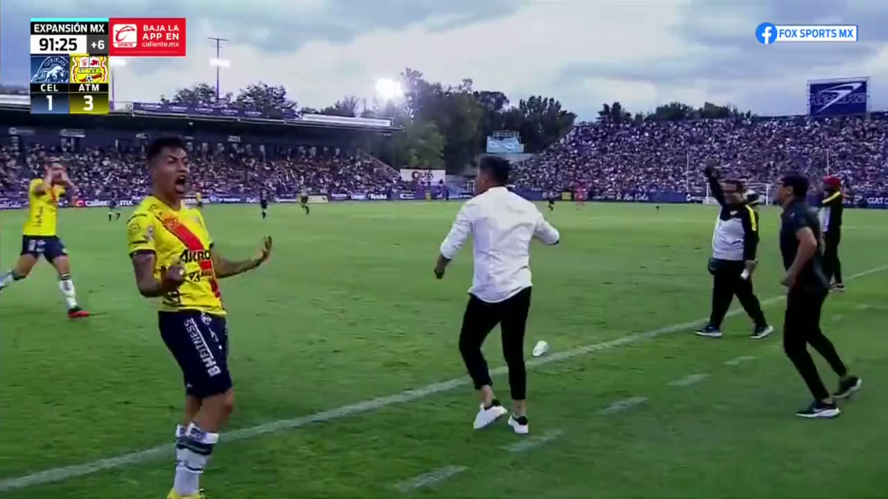 Мексиканский вратарь забил фантастический гол ударом от своих ворот. Видео