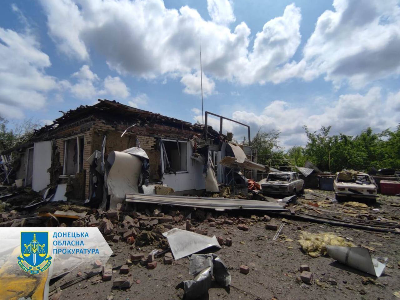 Окупанти скинули авіабомби на Торецьк, поцілили в АЗС і адмінбудівлю: є загиблий