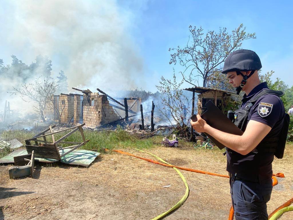 На Київщині внаслідок атаки окупантів пошкоджено будинок: спалахнула пожежа. Фото