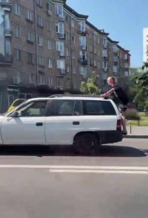 Катался, стоя на бампере авто: в Киеве мужчина устроил опасные развлечения. Видео