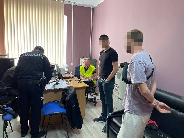 У Києві викрили двох чоловіків, які знімали роботу підрозділів ППО. Фото