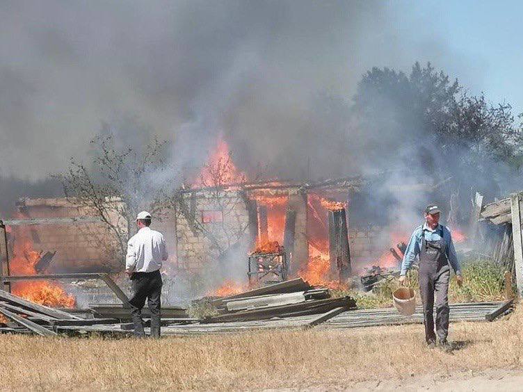 На Київщині внаслідок атаки окупантів пошкоджено будинок: спалахнула пожежа. Фото