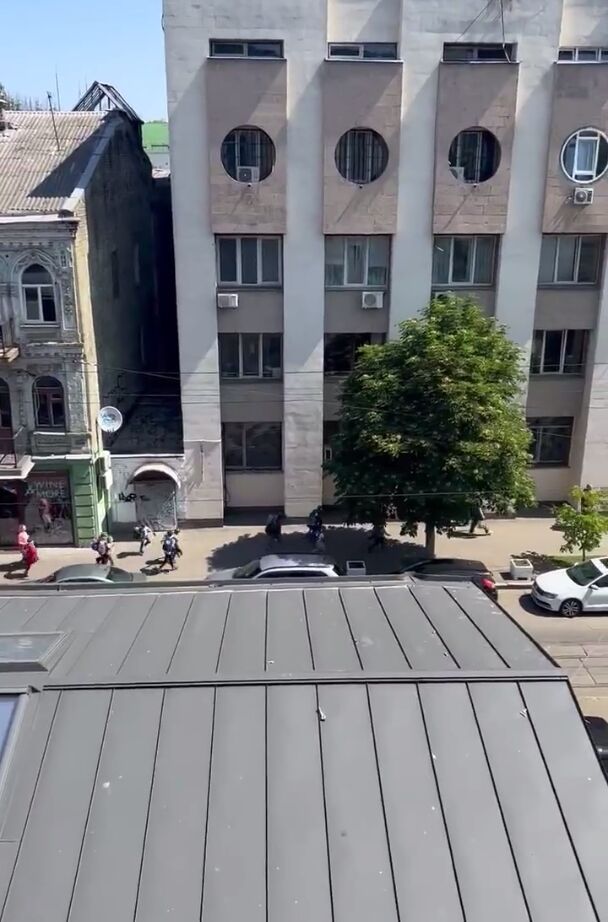 З криками від страху: у мережі показали, як у Києві під час обстрілу діти бігли в укриття. Відео