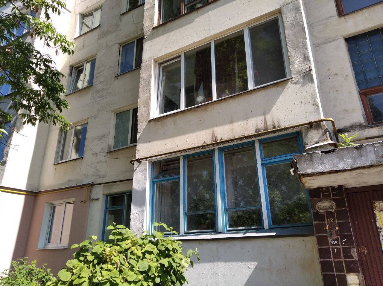 На Київщині однорічний хлопчик випав із вікна другого поверху: дивом вижив. Фото