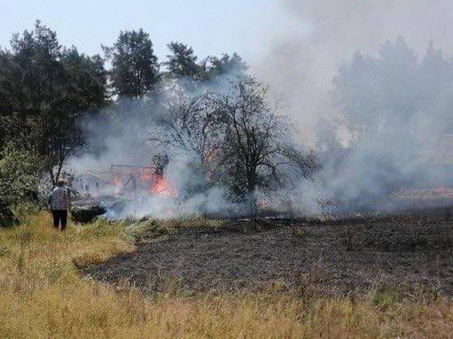 На Київщині внаслідок атаки окупантів пошкоджено будинок: спалахнула пожежа. Фото