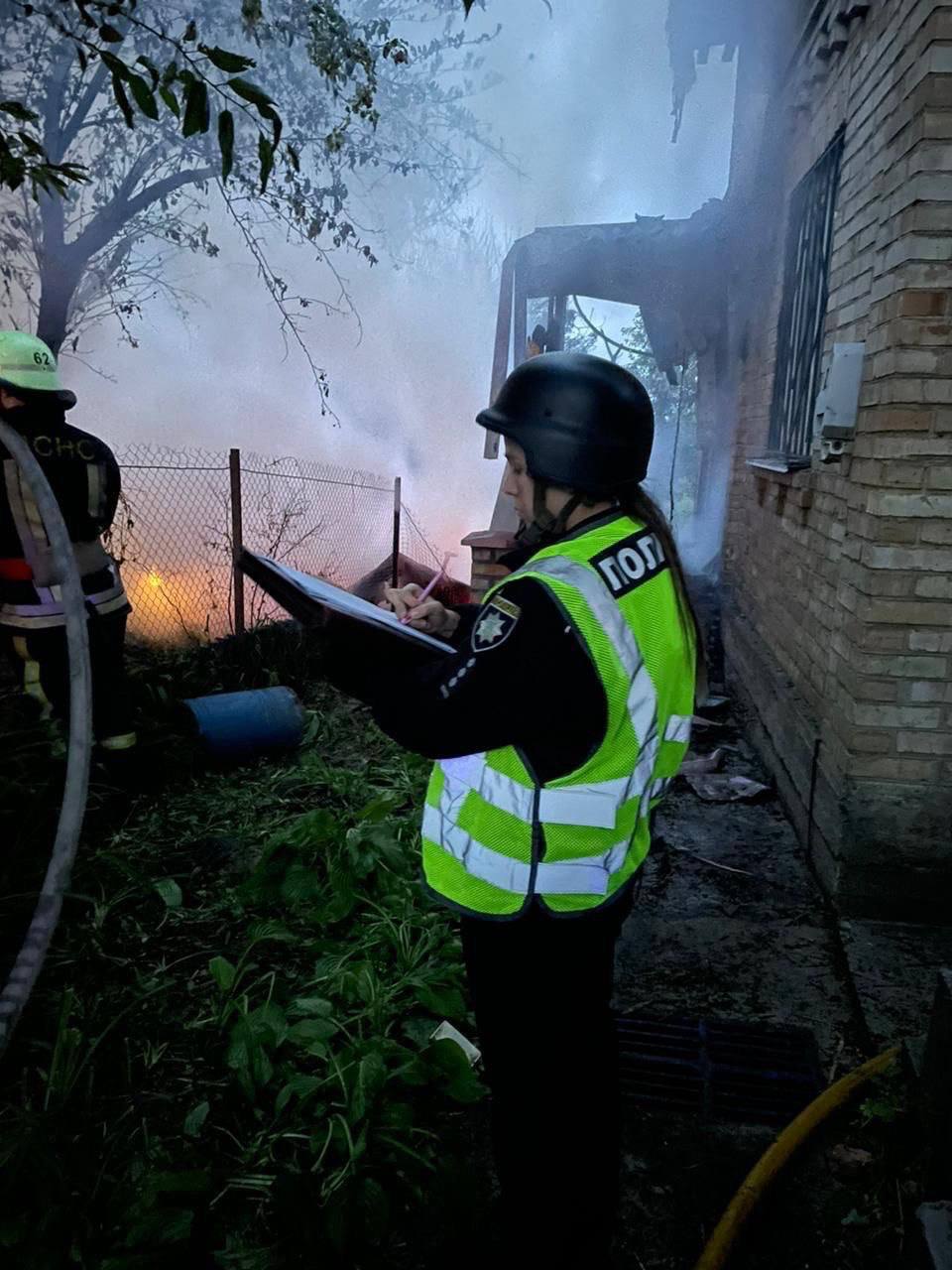 Поврежденные обломками дома и объекты инфраструктуры: в полиции рассказали о последствиях ночной атаки на Киевщине. Фото