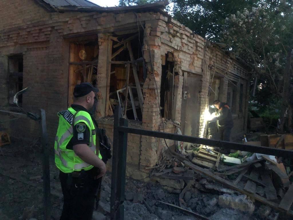 Поврежденные обломками дома и объекты инфраструктуры: в полиции рассказали о последствиях ночной атаки на Киевщине. Фото