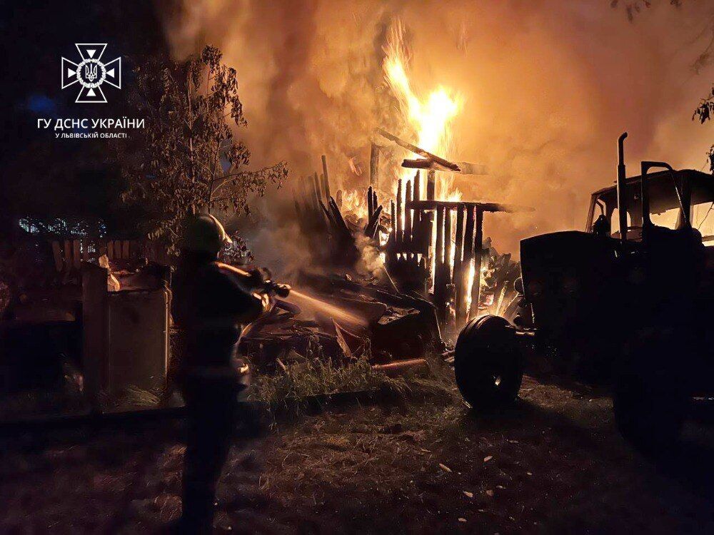 На Львівщині сили ППО збили ворожу ракету, через падіння уламків виникла пожежа: подробиці й фото