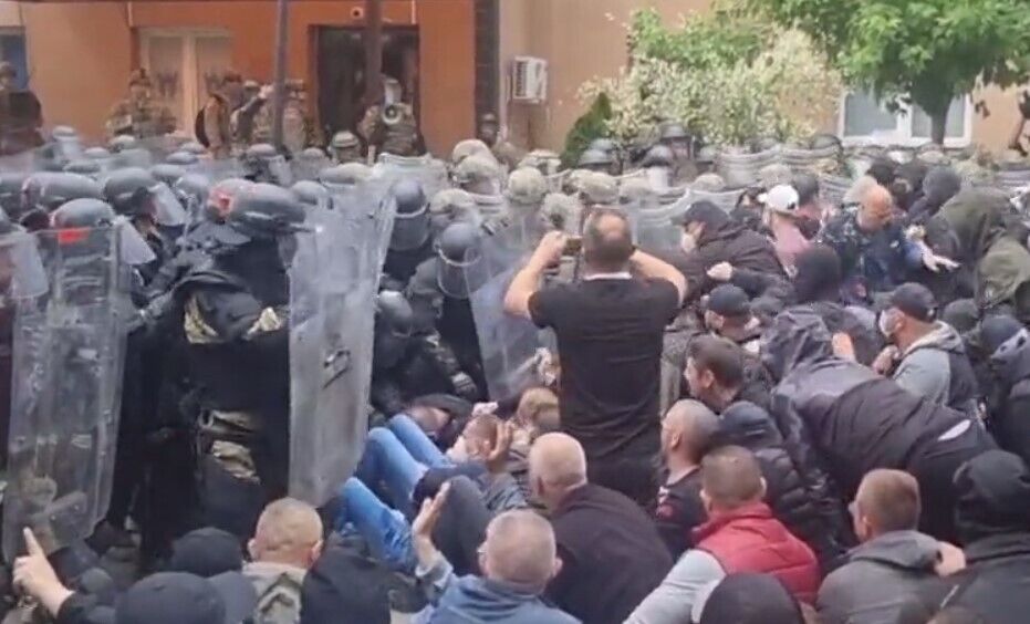 На севере Косово начались столкновения между правоохранителями и сербами: есть раненые. Видео