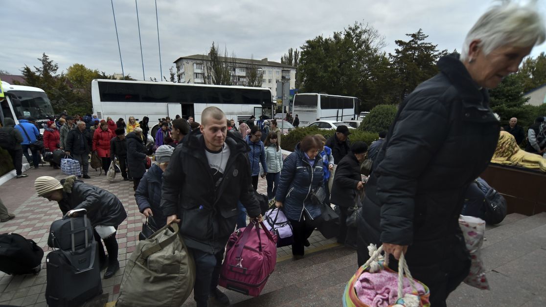 Вивезли обманом та видали липові документи: Росія готує живий щит із наших дітей для зупинки наступу