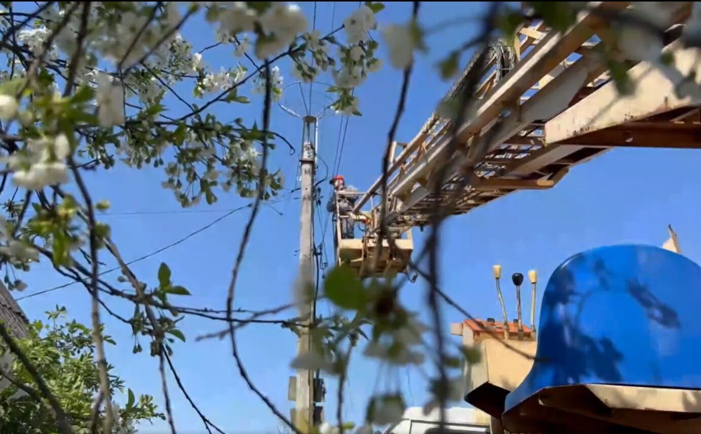  У Києві енергетики облаштували нове гніздо для лелек на електроопорі замість пошкодженого негодою. Відео