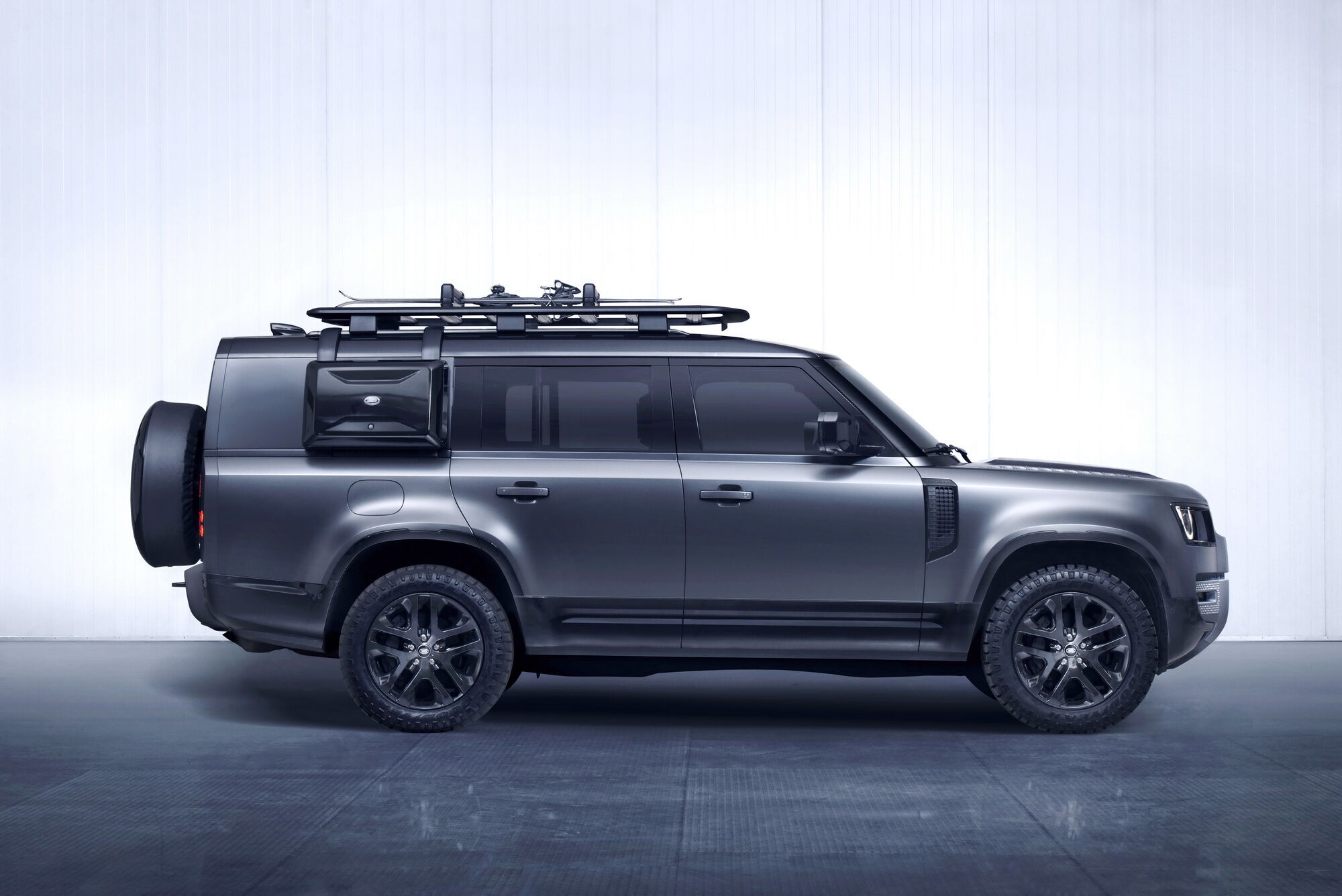 Land Rover представил новые версии Defender