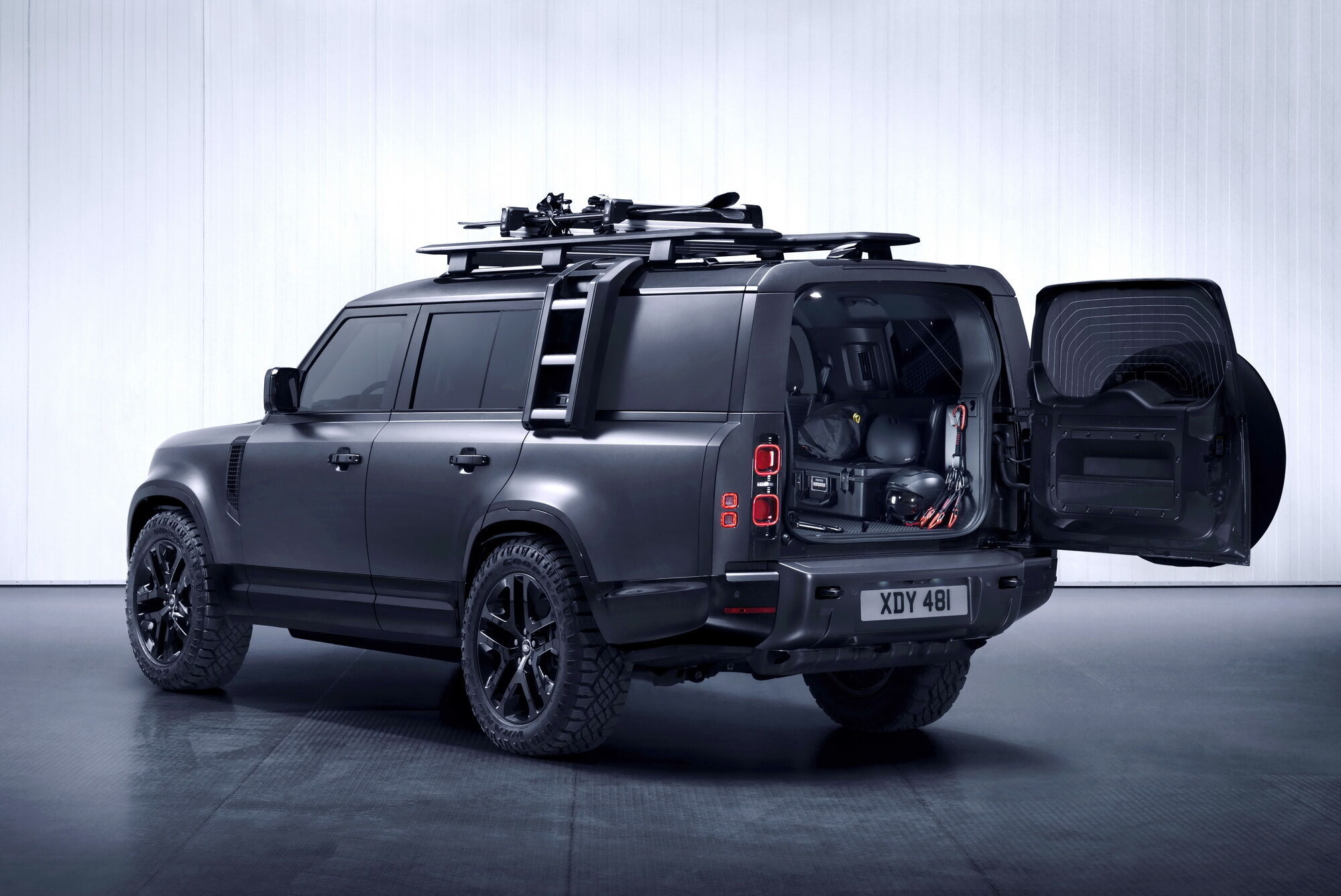 Land Rover представил новые версии Defender