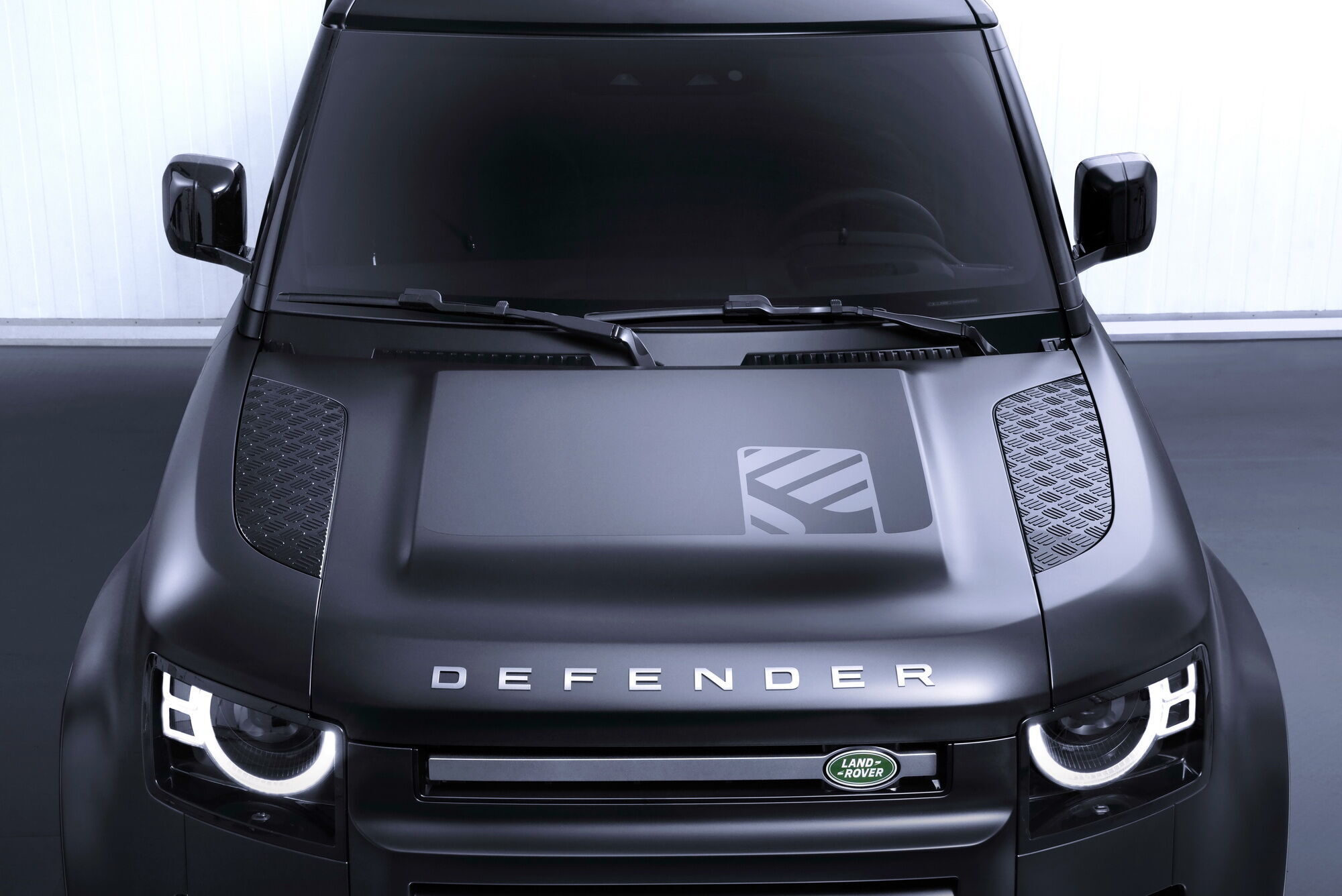 Land Rover представив нові версії Defender