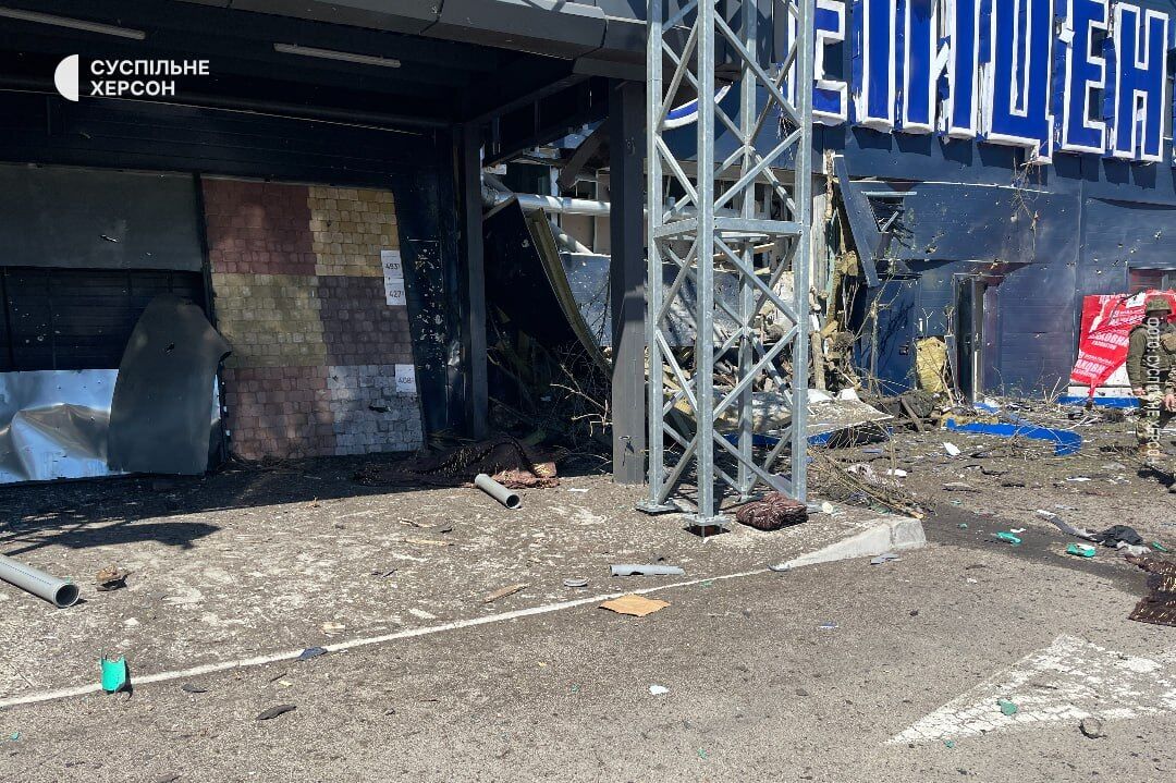 Окупанти завдали удару по єдиному працюючому гіпермаркету Херсона: троє загиблих, п’ятеро поранених