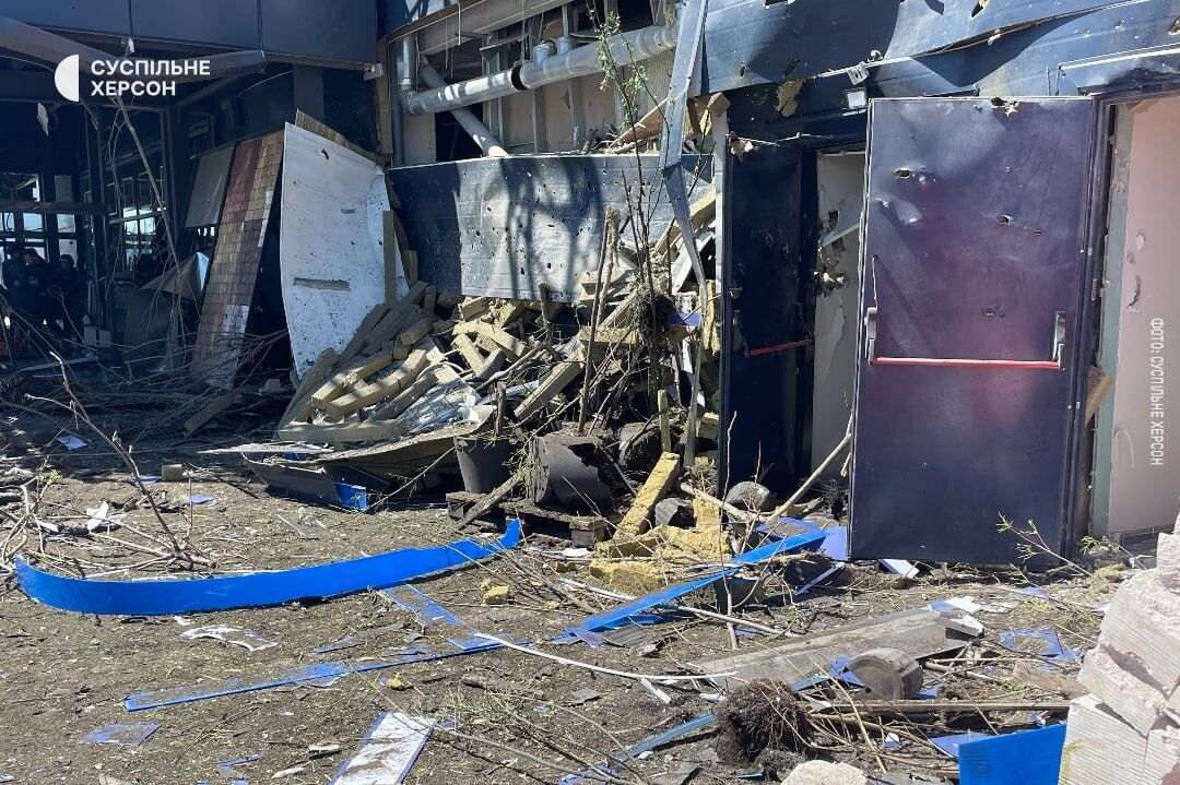 Ударили по гипермаркету и вокзалу: оккупанты массированно обстреляли Херсон, 21 человек погиб. Фото