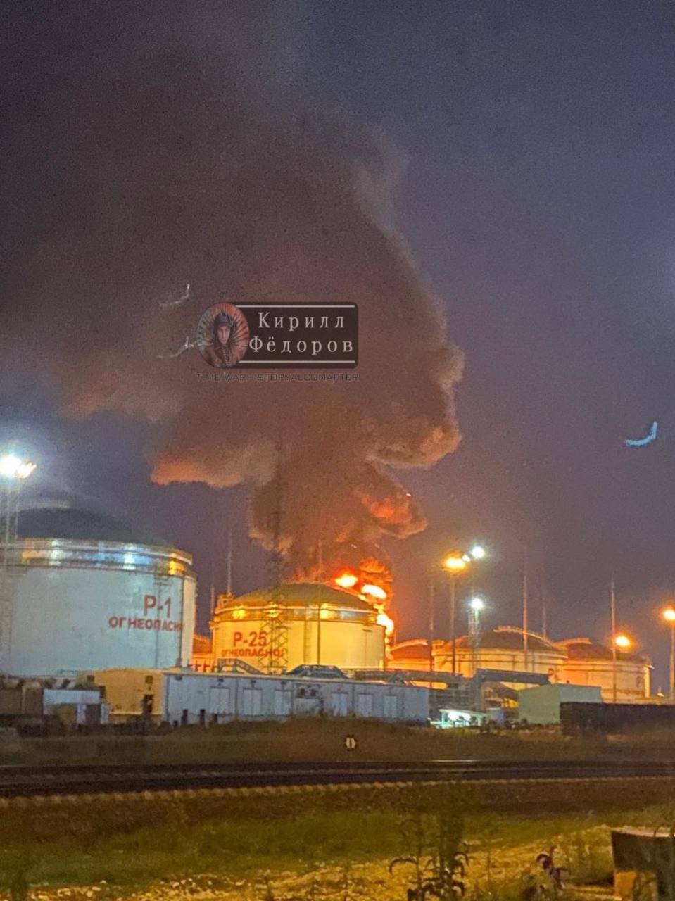 У порту Тамані прогримів вибух на нафтобазі: пожежу видно навіть із Кримського моста. Фото і відео