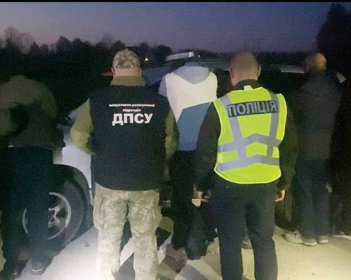 Зловили на гарячому: прикордонники викрили схему переправлення ухилянтів до Румунії. Фото