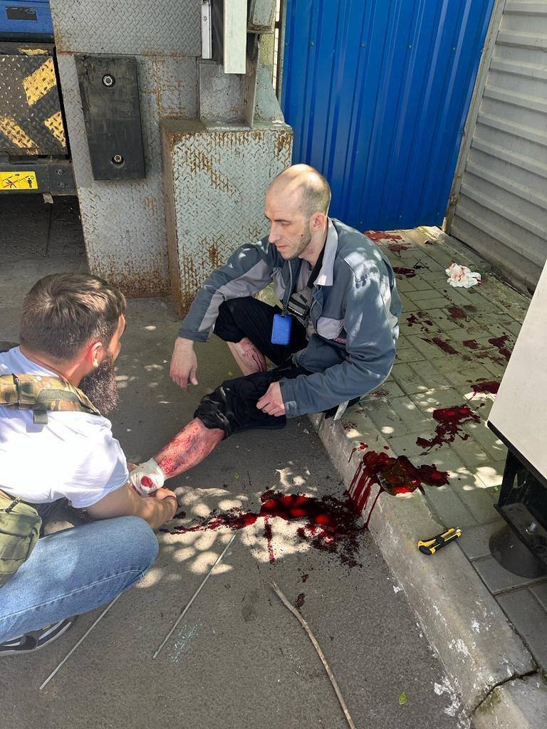 Ударили по гіпермаркету і вокзалу: окупанти масовано обстріляли Херсон, 21 людина загинула. Фото