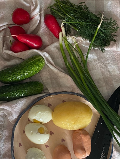 Прохладная окрошка на кефире: самый простой вариант приготовления сезонного блюда