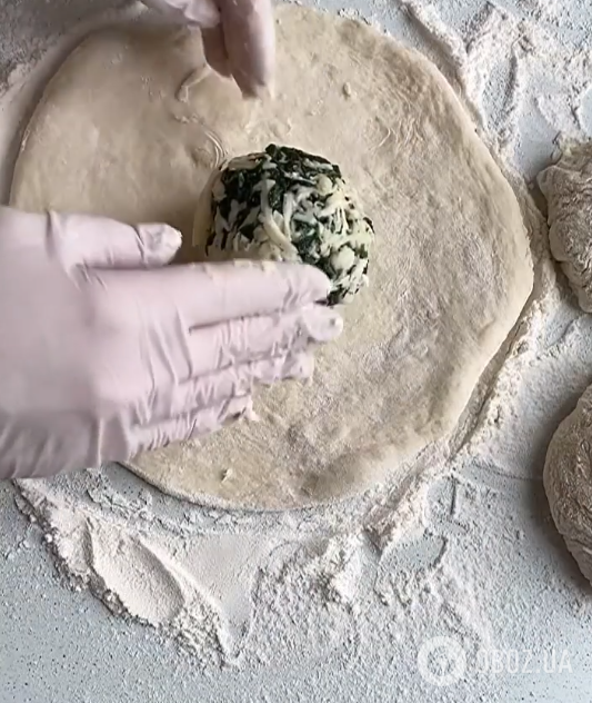 Осетинский пирог за 15 минут: с сезонной зеленью и сыром