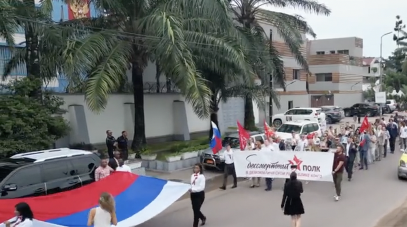 Шли маршем и пели "Катюшу": в ДР Конго прошла акция в поддержку СССР. Видео
