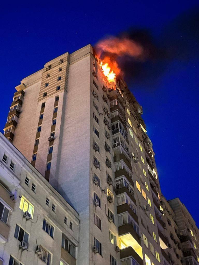 Росія знову атакувала Київ дронами, спалахнули пожежі в будинках: є жертва і постраждалі. Фото й відео